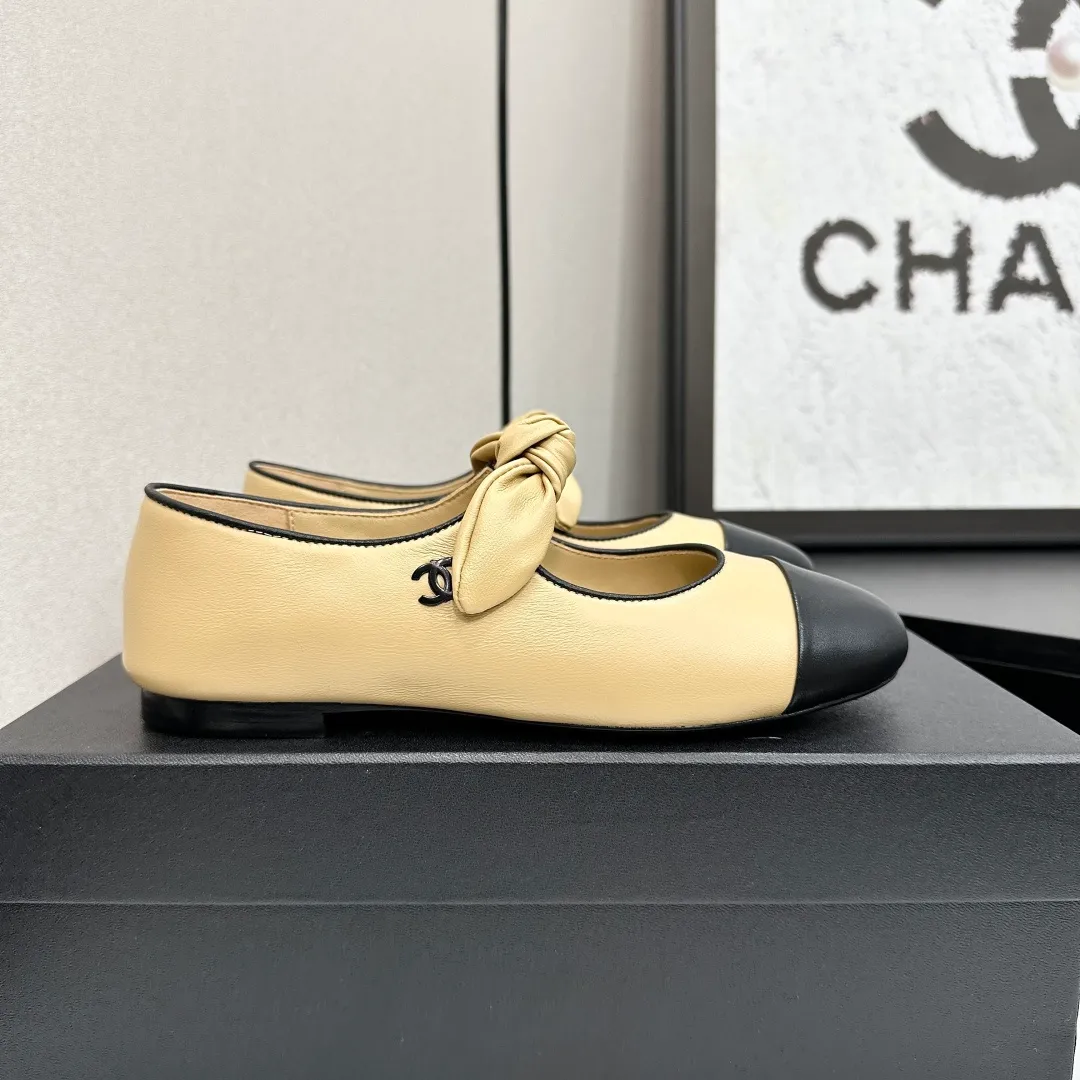 👟👟Ex-factory price 480👟👟 Chanel 25C Early Spring Mary Jane Shoes Series This season’s shoes are all great! The pure black Mary Jane is very comfortable on the feet and the upper leather is also very soft, so you don’t have to worry about rubbing your feet. The bunny ears are also very cute, and the black and white color matching and black fabric cover are very nice. Upper cowhide, inner sheepskin, leather outsole Size: 35-39 40/41 customized